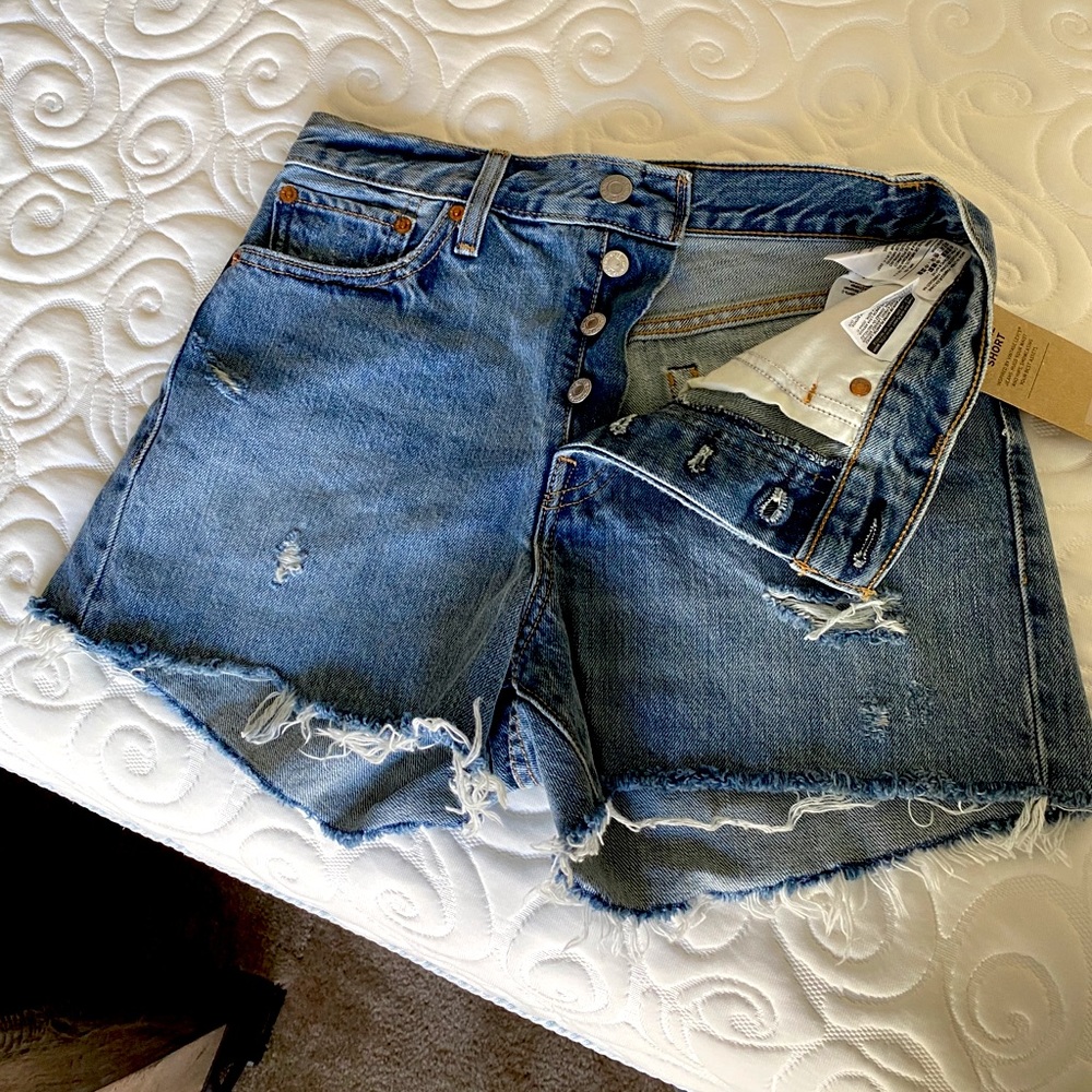 Levi’s - high waisted denim cut-off shorts